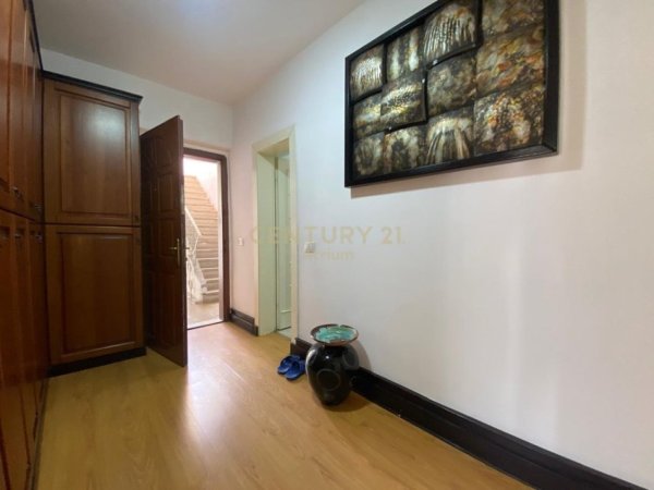 Tirane, jepet me qera apartament 2+1 Kati 4, 85 m² 400 € (ALI DEMI)