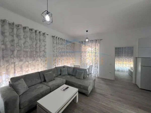 Tirane, jepet me qera apartament 2+1 Kati 5, 93 m² 450 € (Ali Dem)
