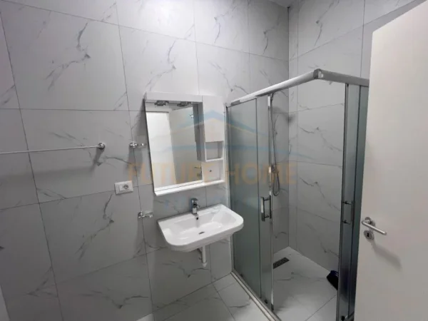 Tirane, jepet me qera apartament 2+1 Kati 5, 93 m² 450 € (Ali Dem)