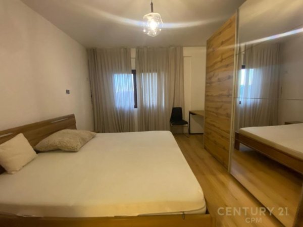 Tirane, jepet me qera apartament 2+1+Ballkon Kati 1, 140 m² 800 € (PRANE KOPSHTIT BOTANIK)