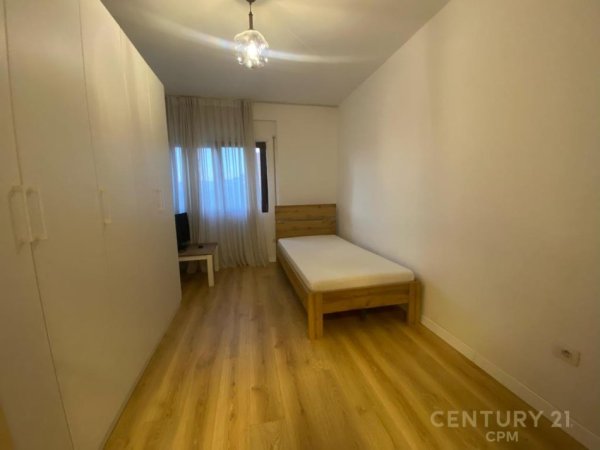 Tirane, jepet me qera apartament 2+1+Ballkon Kati 1, 140 m² 800 € (PRANE KOPSHTIT BOTANIK)