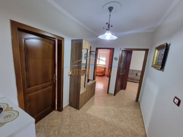 Tirane, jepet me qera apartament 2+1 Kati 3, 74 m² 500 € (Xhalliku Tiran)