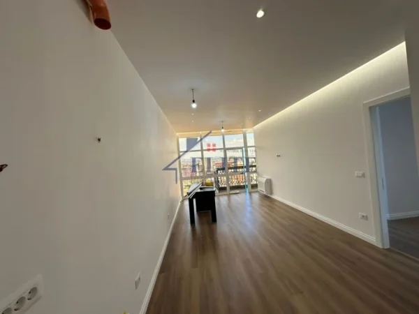 Tirane, jepet me qera zyre Kati 8, 80 m² 950 € (Qender)