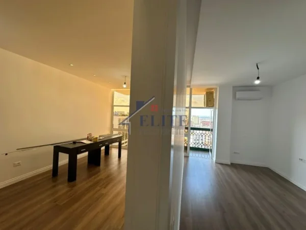 Tirane, jepet me qera zyre Kati 8, 80 m² 950 € (Qender)