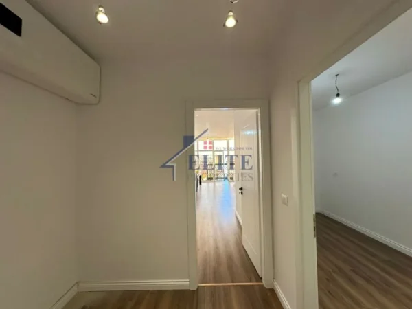 Tirane, jepet me qera zyre Kati 8, 80 m² 950 € (Qender)