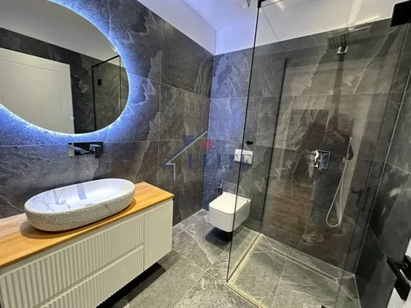 Tirane, jepet me qera zyre Kati 8, 80 m² 950 € (Qender)