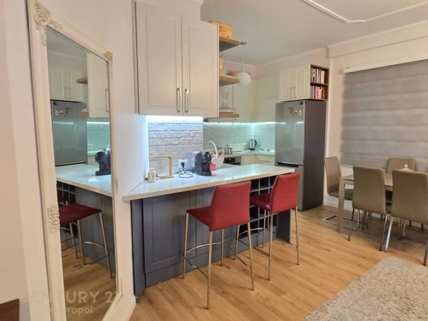Tirane, jap me qera apartament 1+1 Kati 4, 80 m² 900 € (Shallvaret)