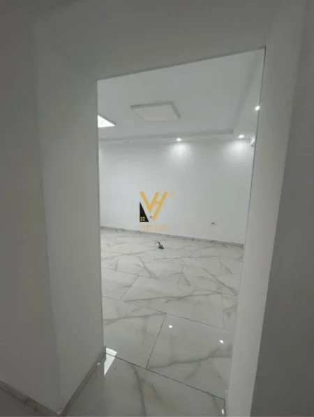 Tirane, jepet me qera ambjent biznesi Kati 2, 48 m² 1.100 € (FARMACIA 10)