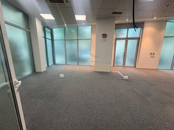 Tirane, jepet me qera ambjent biznesi Kati 0, 204 m² 3.200 € (Siri Kodra)