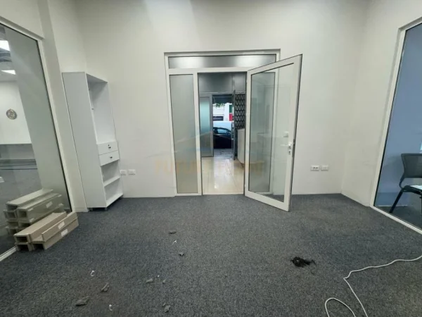 Tirane, jepet me qera ambjent biznesi Kati 0, 204 m² 3.200 € (Siri Kodra)