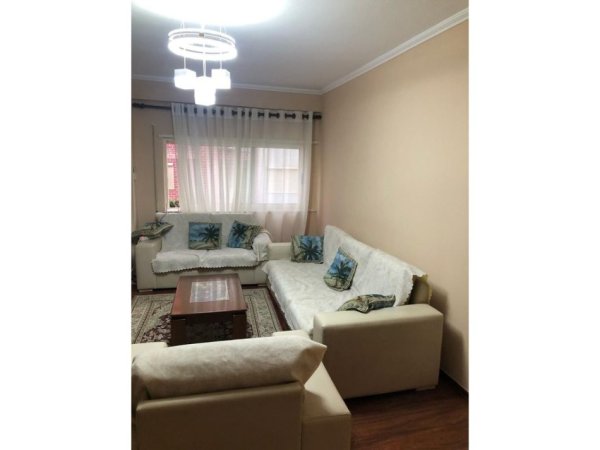 Tirane, jepet me qera apartament 2+1+Ballkon Kati 3, 100 m² 450 € (Ali Demi)