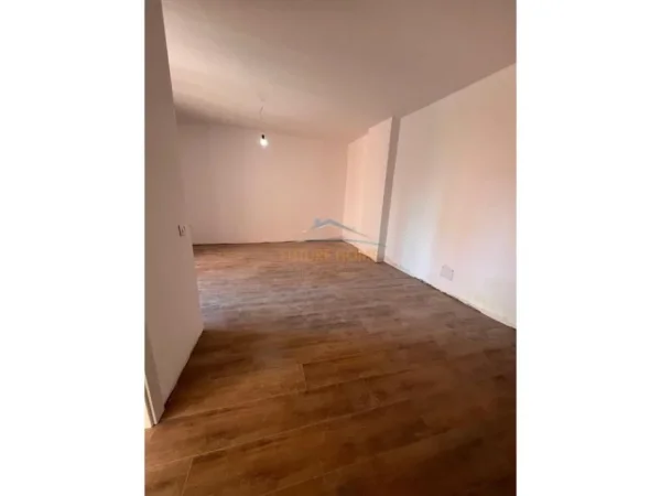 Tirane, shitet apartament 2+1+Ballkon Kati 4, 80 m² 224.000 € (Rruga e Kavajes)