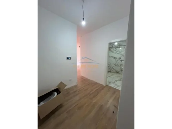Tirane, shitet apartament 2+1+Ballkon Kati 4, 80 m² 224.000 € (Rruga e Kavajes)