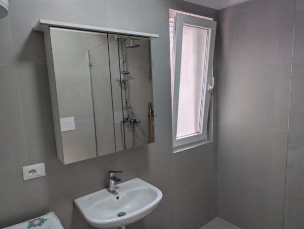 Tirane, jepet me qera apartament 2+1+Ballkon Kati 2, 96 m² 700 € (RIVER RESIDENCE)