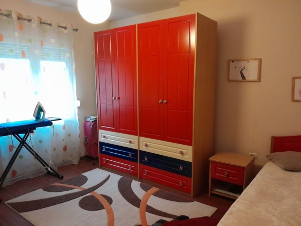 Tirane, jap me qera apartament 2+1+Ballkon Kati 3, 120 m² 700 € (Komuna e Parisit, afer Kristal Center)