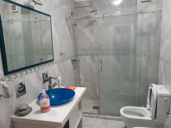 Tirane, jap me qera apartament 2+1+Ballkon Kati 3, 120 m² 700 € (Komuna e Parisit, afer Kristal Center)
