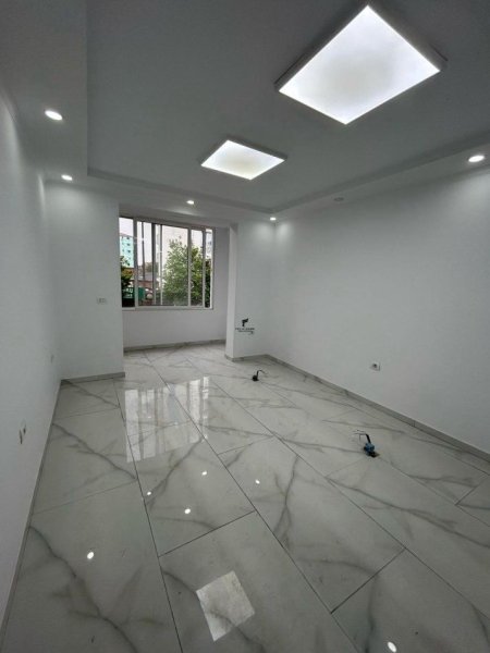 Tirane, jepet me qera zyre Kati 1, 85 m² 1.100 € (RRUGA E DIBRES)