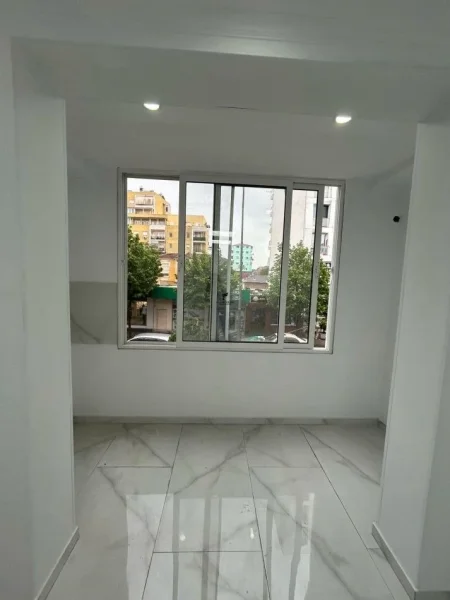 Tirane, jepet me qera zyre Kati 1, 85 m² 1.100 € (RRUGA E DIBRES)
