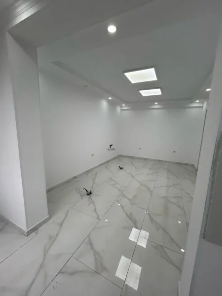Tirane, jepet me qera zyre Kati 1, 85 m² 1.100 € (RRUGA E DIBRES)