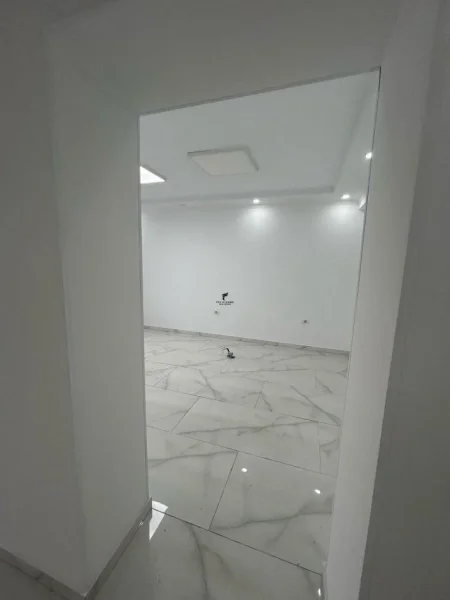 Tirane, jepet me qera zyre Kati 1, 85 m² 1.100 € (RRUGA E DIBRES)