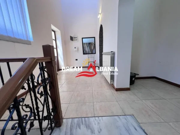 Tirane, jepet me qera Vile 5+1+Ballkon Kati 1, 710 m² 1.500 € (Tek Rruga e Elbasanit - ID 4251357)