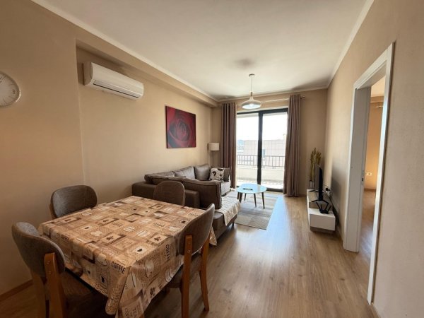Tirane, jepet me qera apartament 1+1+Ballkon Kati 7, 420 m² 420 € (Porcelan Perball UET)
