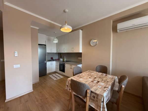 Tirane, jepet me qera apartament 1+1+Ballkon Kati 7, 420 m² 420 € (Porcelan Perball UET)