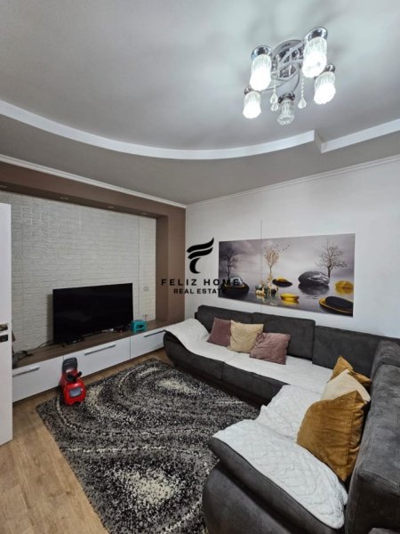 Tirane, jepet me qera apartament 2+1+Ballkon Kati 7, 70 m² 600 € (QENDER)