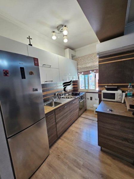 Tirane, jepet me qera apartament 2+1+Ballkon Kati 7, 70 m² 600 € (QENDER)