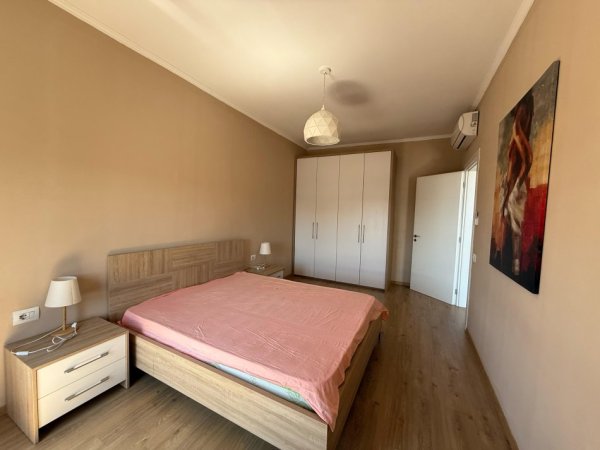 Tirane, jepet me qera apartament 1+1+Ballkon Kati 7, 420 m² 420 € (Porcelan Perball UET)
