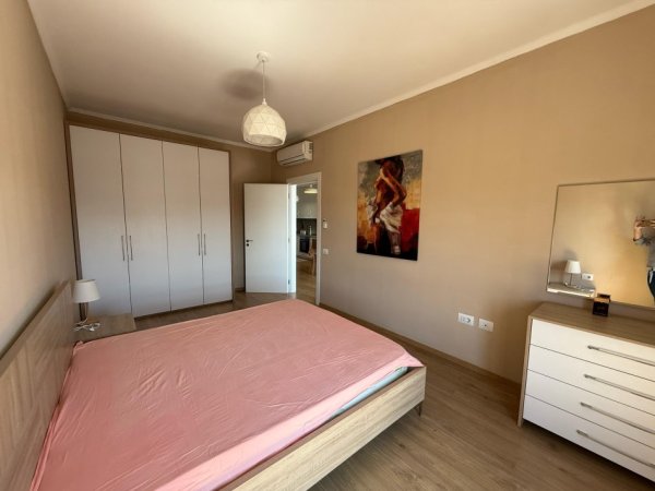 Tirane, jepet me qera apartament 1+1+Ballkon Kati 7, 420 m² 420 € (Porcelan Perball UET)