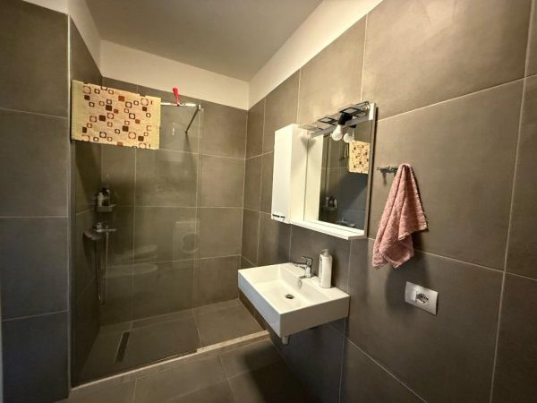 Tirane, jepet me qera apartament 1+1+Ballkon Kati 7, 420 m² 420 € (Porcelan Perball UET)