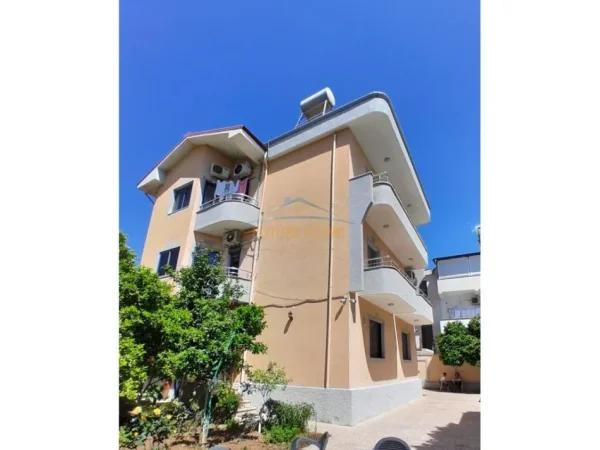 Shitet, Vilë 3-katëshe, pranë Shkollës "Ramazan Jarani", Tiranë.