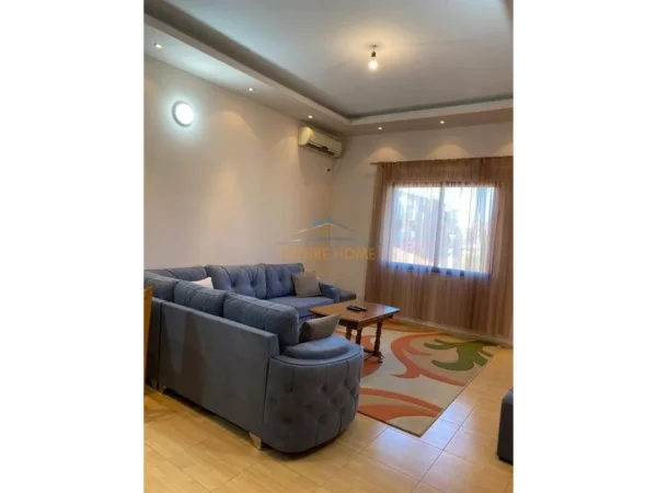 Shitet, Vilë 3-katëshe, pranë Shkollës "Ramazan Jarani", Tiranë.