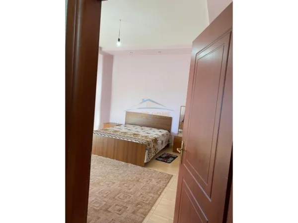 Shitet, Vilë 3-katëshe, pranë Shkollës "Ramazan Jarani", Tiranë.