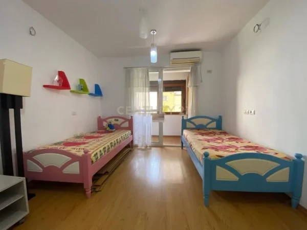 Tirane, jepet me qera apartament 2+1 Kati 4, 85 m² 400 € (Ali Demi)