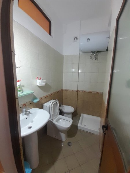 Tirane, jepet me qera Vile 1+1 Kati 1, 65 m² 350 € (Rruga Klodian Rrasha /Zogu i Zi)