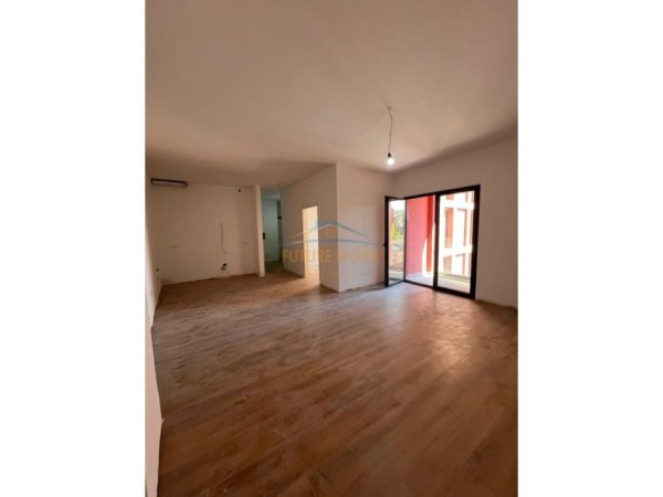 Shitje, Apartament 1+1,Galeria Roma , Rruga e Kavajes, Tirane !