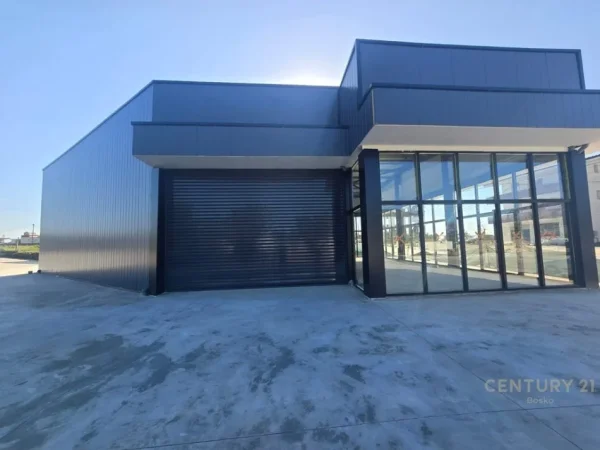 Tirane, jepet me qera magazine Kati 0, 1.380 m² 2.000 € (Paskuqan)