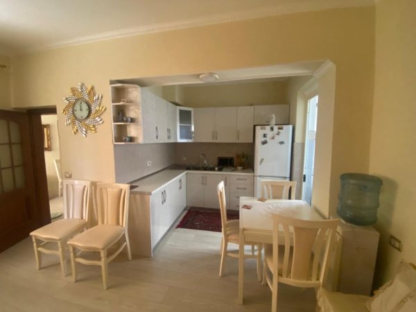 Durres, jepet me qera apartament 1+1+Aneks+Ballkon Kati 2, 55 m² 400 € (Gjykata)