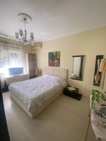 Durres, jepet me qera apartament 1+1+Aneks+Ballkon Kati 2, 55 m² 400 € (Gjykata)