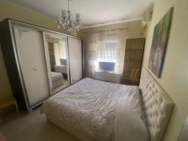 Durres, jepet me qera apartament 1+1+Aneks+Ballkon Kati 2, 55 m² 400 € (Gjykata)