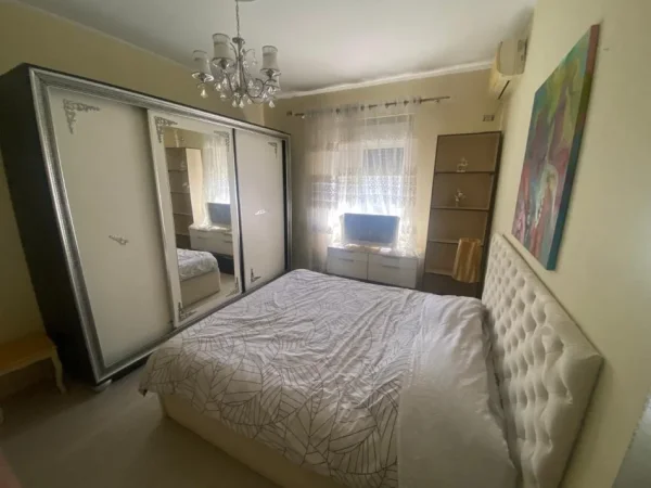 Durres, jepet me qera apartament 1+1+Aneks+Ballkon Kati 2, 55 m² 400 € (Gjykata)