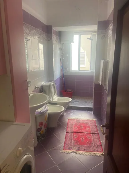Durres, jepet me qera apartament 1+1+Aneks+Ballkon Kati 2, 55 m² 400 € (Gjykata)