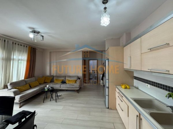 Tirane, jepet me qera apartament 1+1+Ballkon Kati 7, 70 m² 420 € (Unaza e Re)