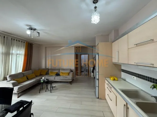 Tirane, jepet me qera apartament 1+1+Ballkon Kati 7, 70 m² 420 € (Unaza e Re)