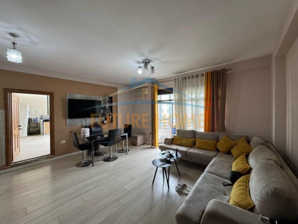 Tirane, jepet me qera apartament 1+1+Ballkon Kati 7, 70 m² 420 € (Unaza e Re)