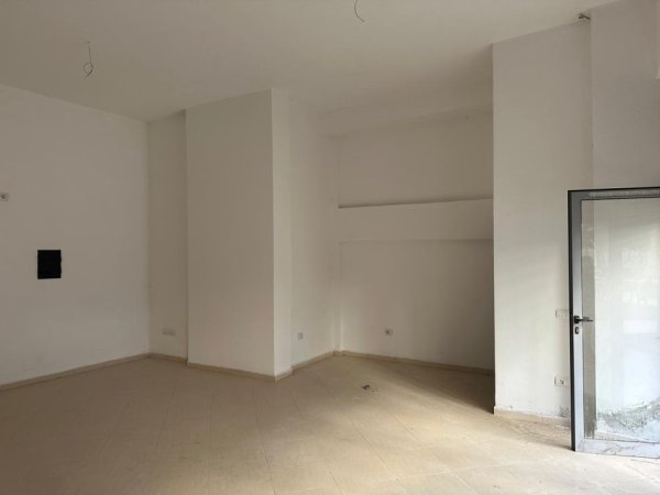 Tirane, shitet dyqan Kati 0, 40 m² 53.000 € (Astir, prane Farmaci Shallari)