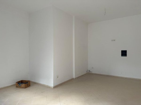 Tirane, shitet dyqan Kati 0, 40 m² 53.000 € (Astir, prane Farmaci Shallari)