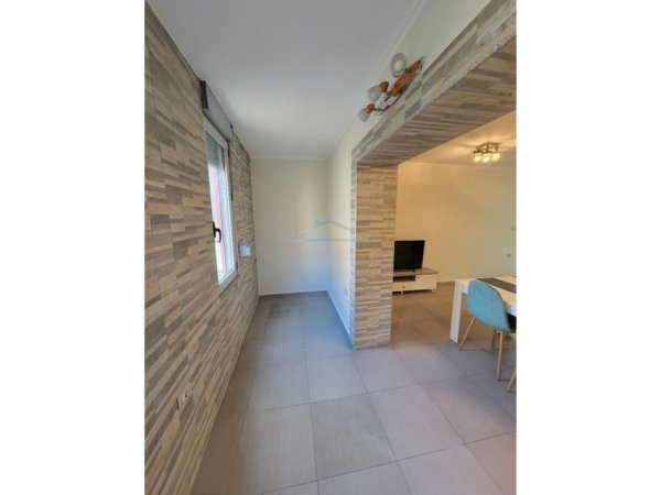 Tirane, jepet me qera apartament 1+1 Kati 3, 58 m² 450 € (Brryli)